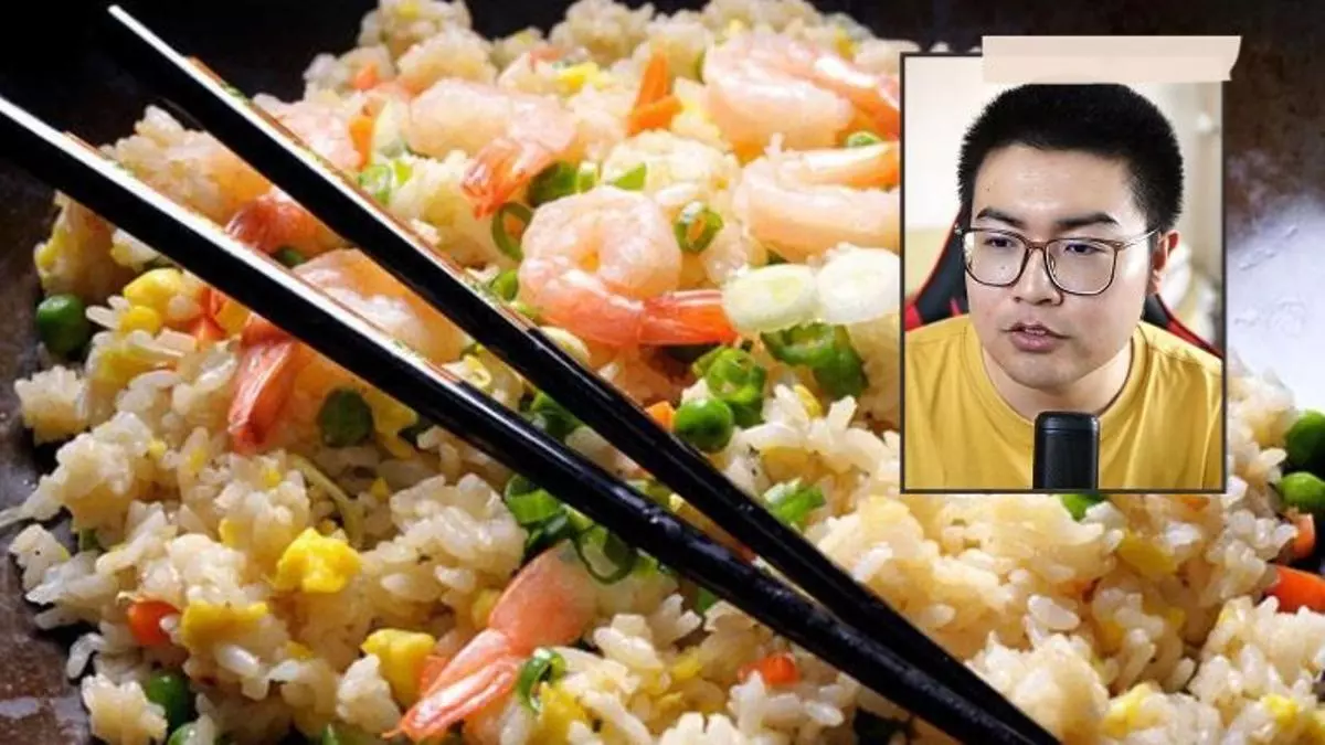 Un chino que vive en España explica cómo cocinar un arroz tres delicias tan bueno como el de los restaurantes: "Esto es importante..."