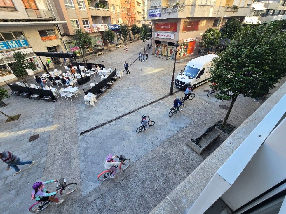 La circulación rodada no cesa en las zonas peatonales de Vilagarcía, ni siquiera con el control policial ejercido.