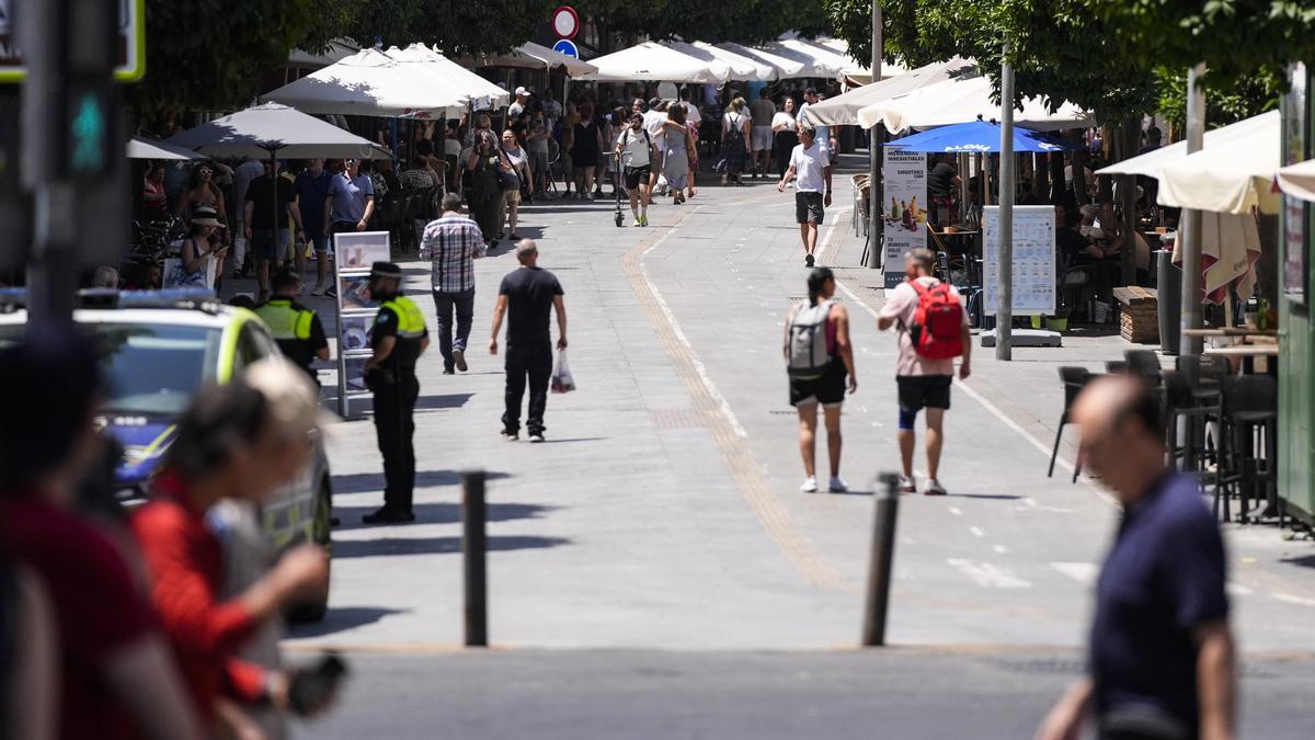 La calle San Jacinto, del popular barrio de Triana, con pocas personas por el sofocante calor, a 30 de mayo de 2024.