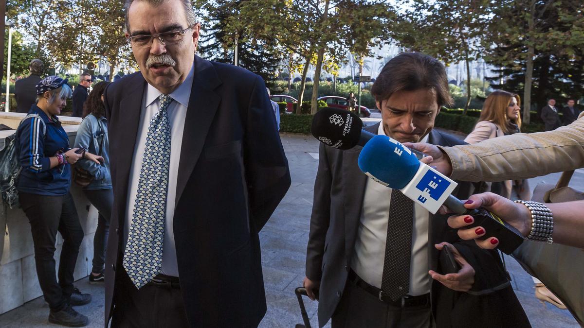 Juan Bautista Soler, durante el juicio en la Audiencia de València, acompañado de su abogado