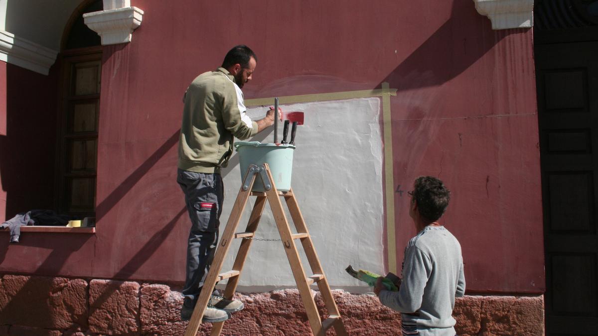 Operarios pintaban, este martes, uno de los espacios acotados tras proceder al arreglo de un desconchón de la fachada trasera del teatro.