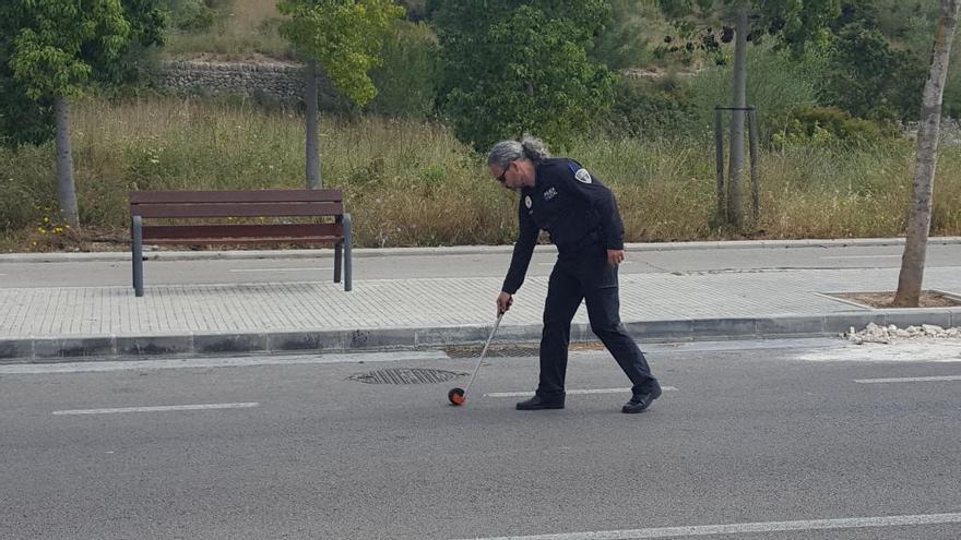 Una policía realiza mediaciones en el lugar del accidente