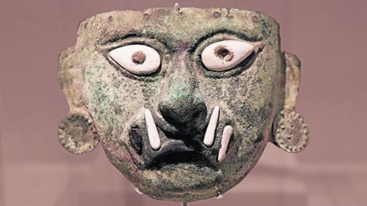 Máscara funeraria con el rostro de Ai Apaec. Abajo, Recipiente ceremonial que representa una unión sexual.