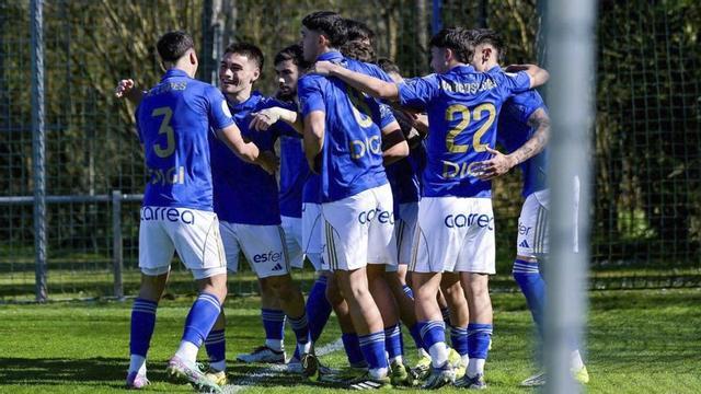 Los jugadores del Vetusta celebran uno de sus goles contra el Salamanca UDS.   | R. O.