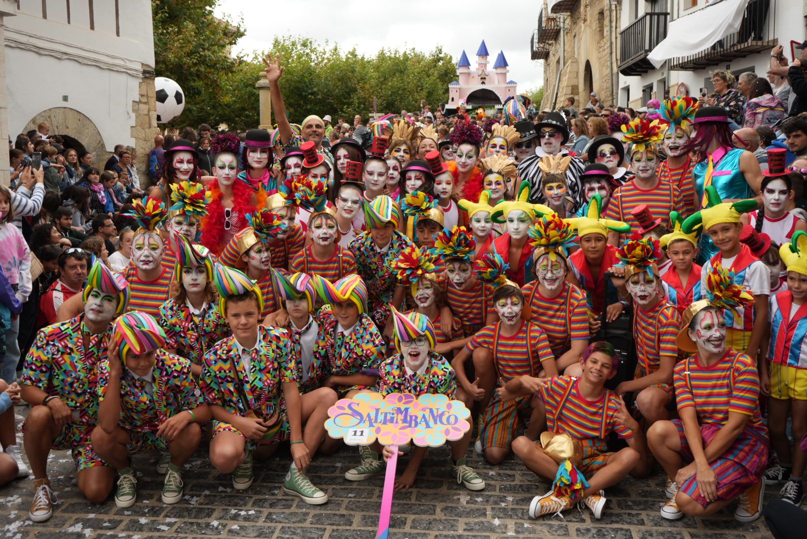 Batalla de confeti y desfile de carrozas en el Anunci de Morella