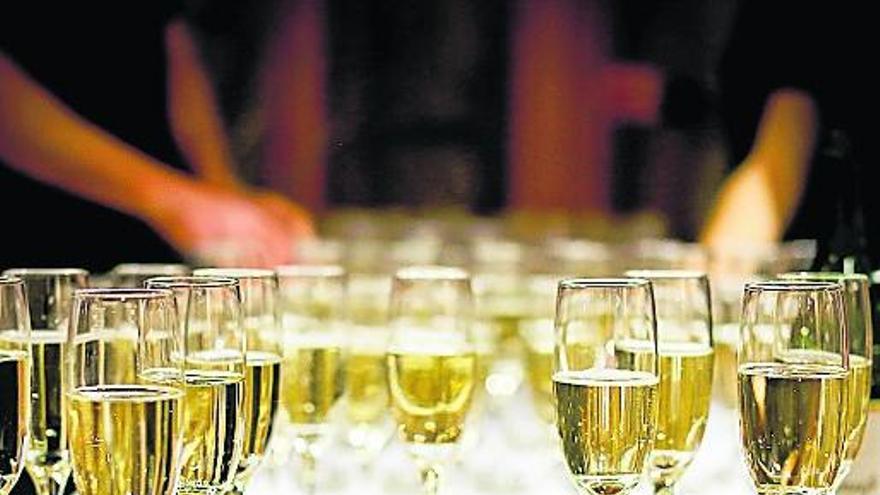 Un brindis por la Navidad con los compañeros de trabajo