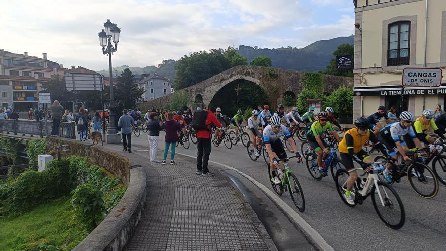 Llenazo en Cangas de Onís por la Clásica Cicloturista &quot;Lagos de Covadonga&quot;