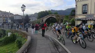 Llenazo en Cangas de Onís por la Clásica Cicloturista "Lagos de Covadonga"