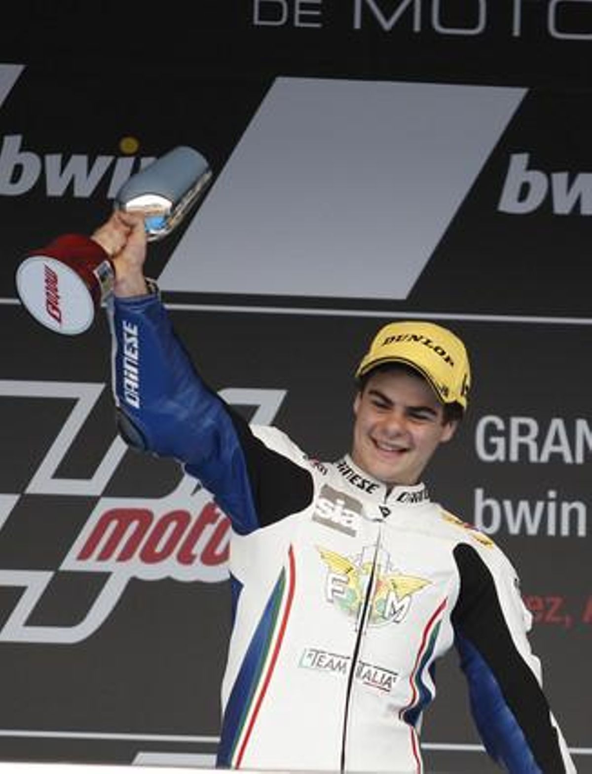 Romano Fenati celebra el seu triomf en Moto3 al Gran Premi d’Espanya de motociclisme. Romano Fenati celebra el seu triomf en Moto3 al Gran Premi d’Espanya de motociclisme.