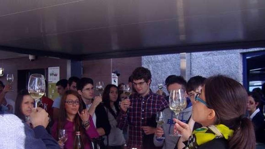 Alumnos de la Escuela de Turismo en el Museo del Vino.