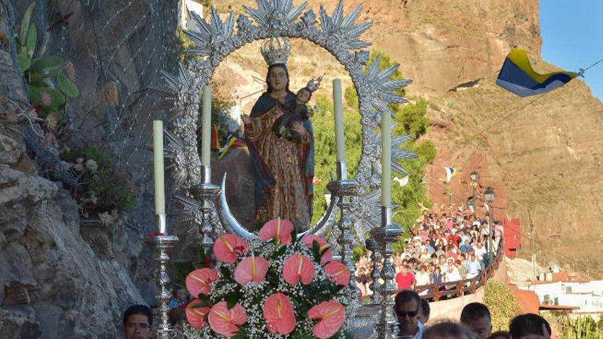 Traslado de la Virgen de la Cuevita, ayer, en Artenara.