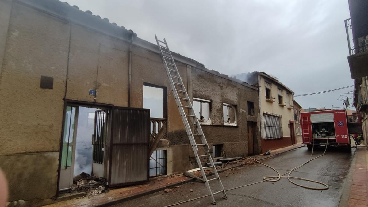 Vivienda afectada por el incendio, en la que siguen trabajando los Bomberos de Toro