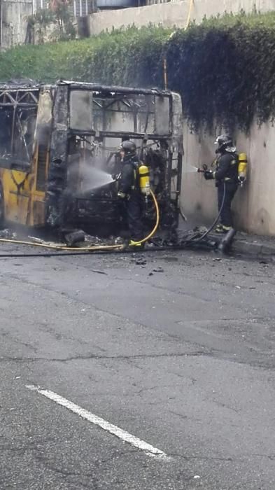 Incendio de una guagua en la Autovía