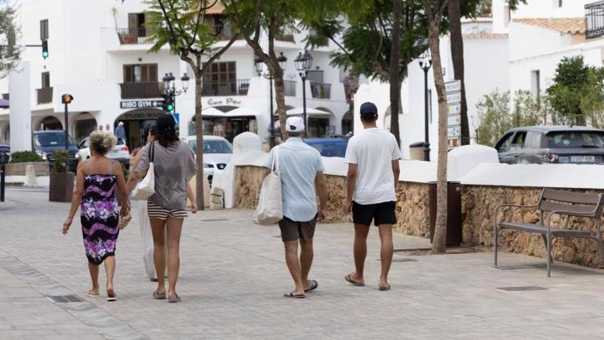 Turistas pasean por el centro del núcleo urbano de Sant Josep.