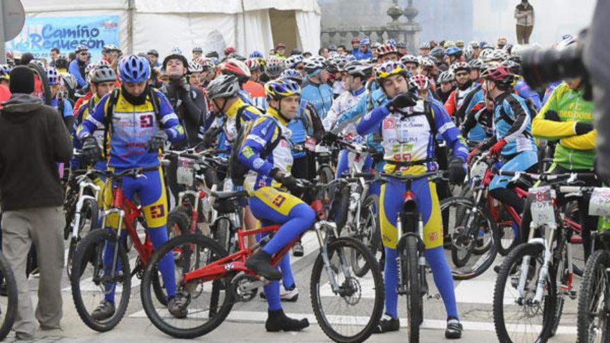 La salida de la última edición del &quot;Camiño do Requesón&quot;, con casi 700 participantes.