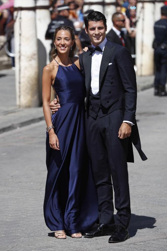 Alice Campello confirma, en la boda de Pilar Rubio y Sergio Ramos, que el  azul noche es el color ideal para un vestido de invitada - Woman