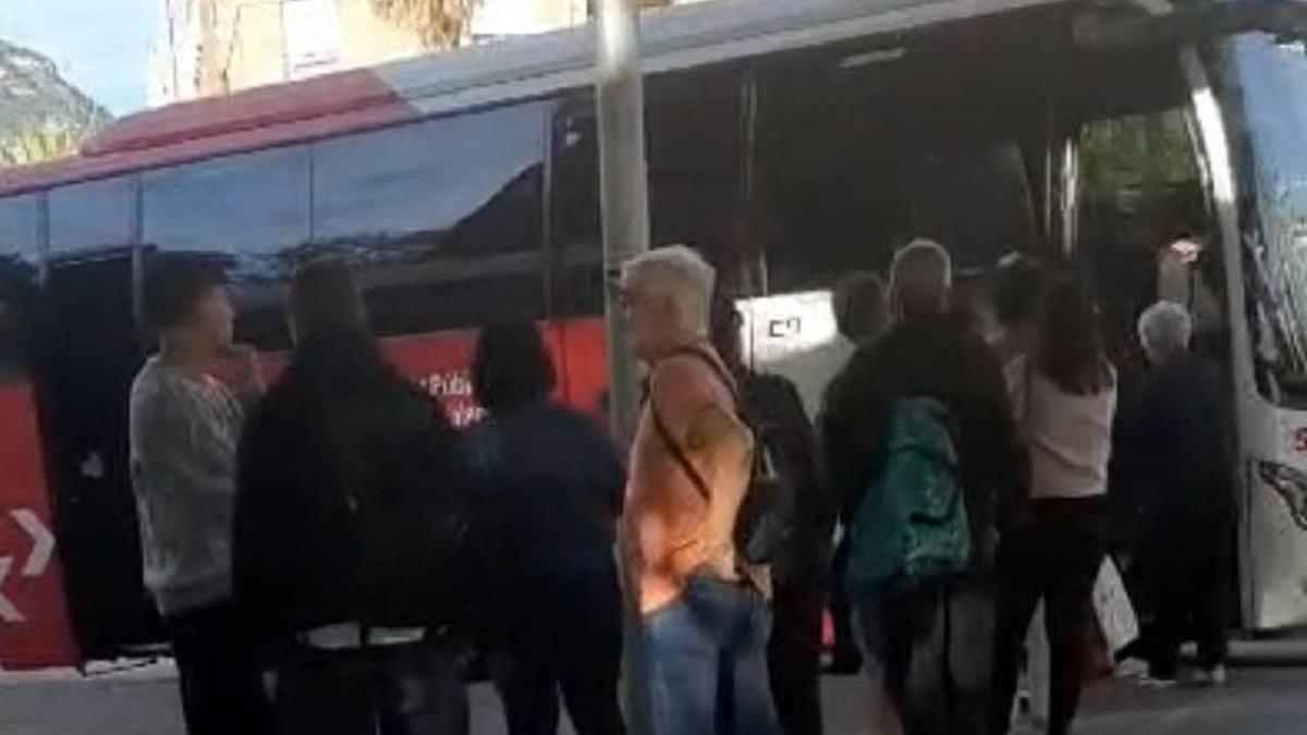 Como sucedió el lunes, este martes ha habido usuarios que se quedaron sin plaza.