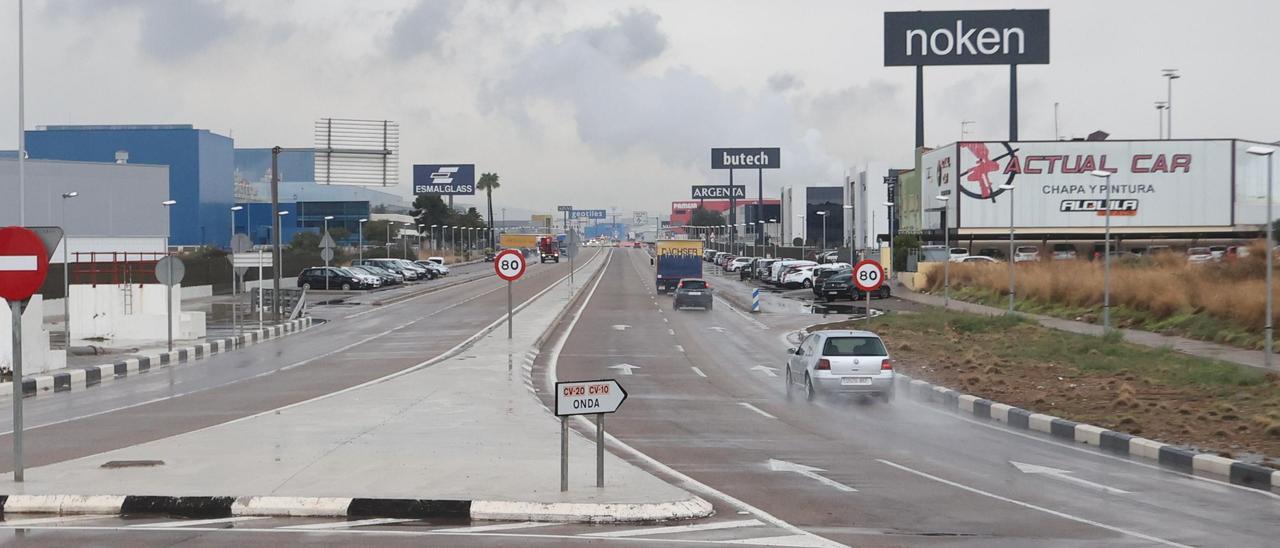 Vehículos circulan este lunes por la carretera de Onda que discurre junto al polígono.