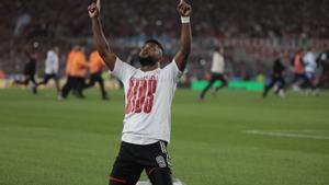 Miguel Borja, delantero del River Plate celebra el gol del triunfo ante Boca. 