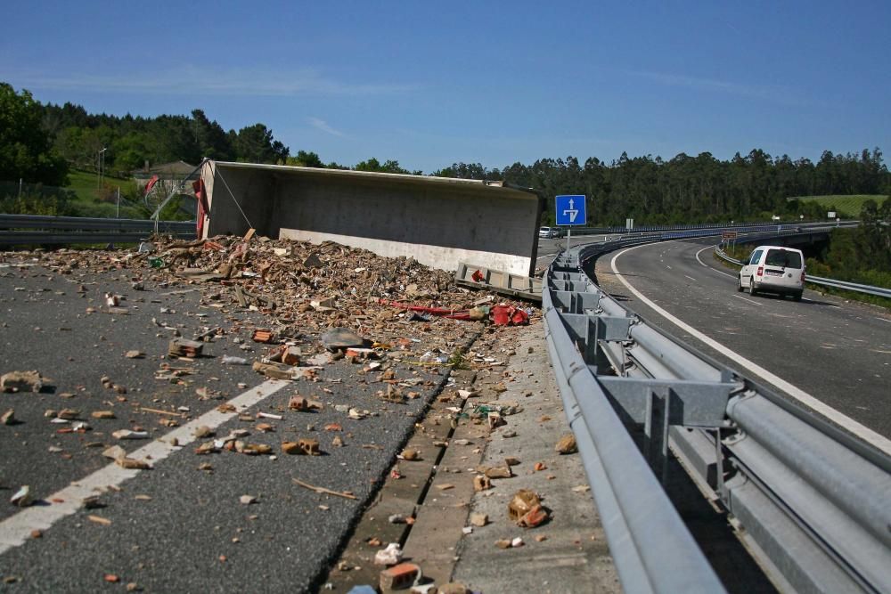 El vuelco de un camión corta dos carriles de la autovía A Estrada-Santiago// Bernabé/Cris V.M.