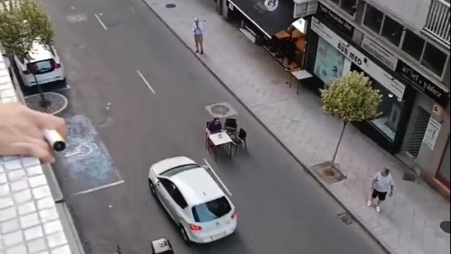 Un vecino de Ourense se echa a la carretera con su terraza en mitad de la Avenida da Habana