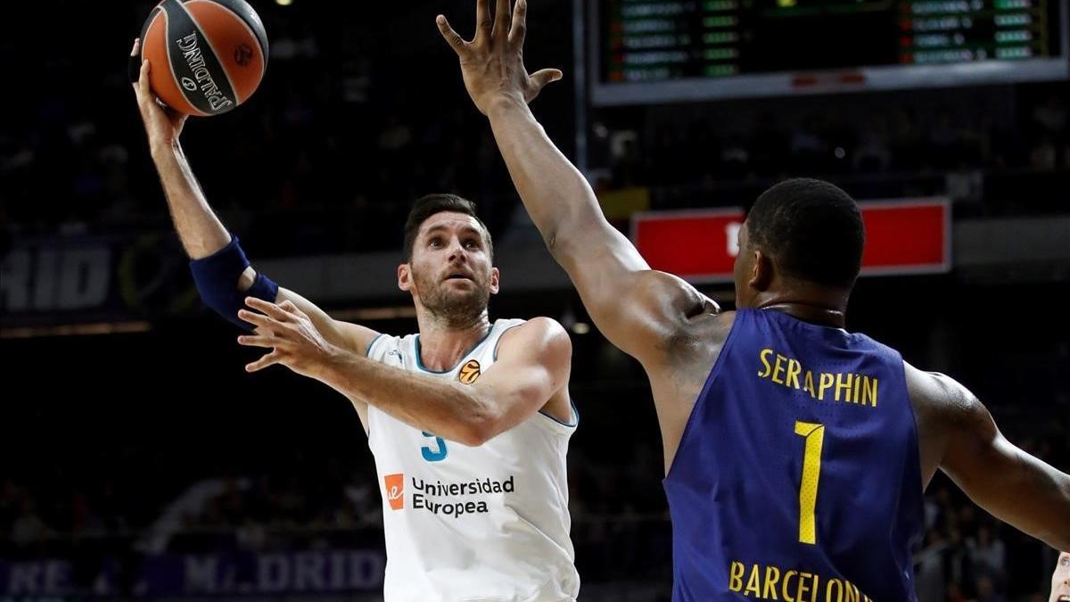 El madridista Rudy lanza ante Seraphin en el clásico europeo