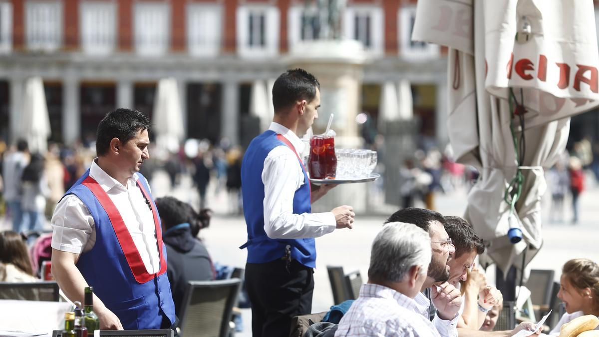 Un camarero en la Plaza Mayor de Madrid.