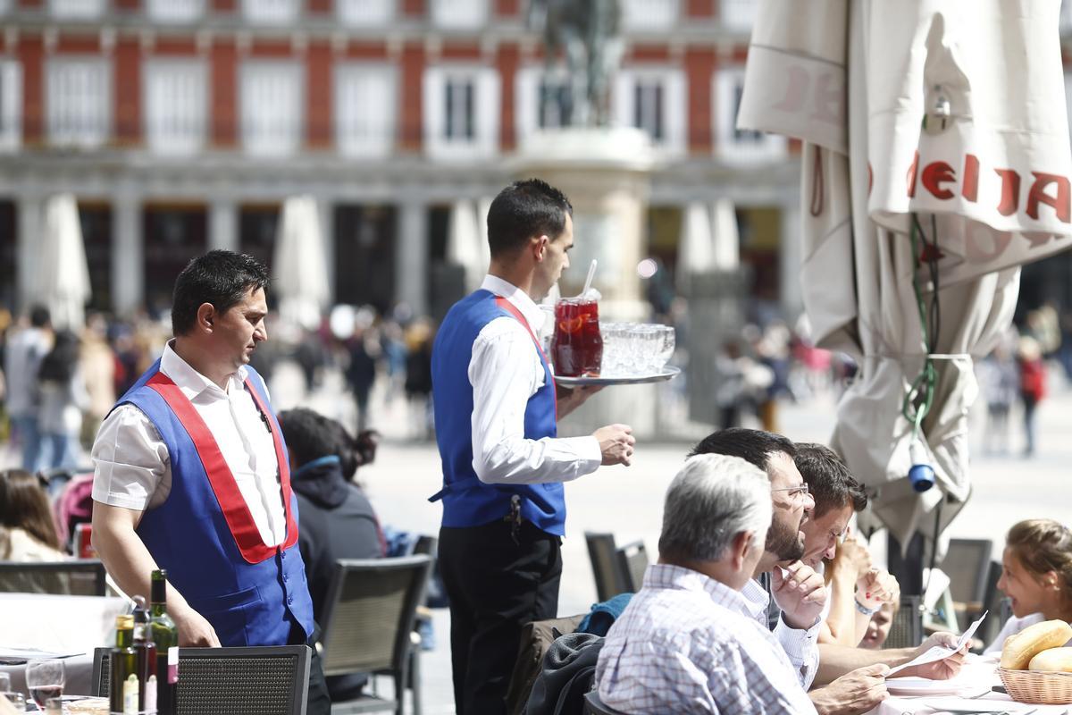 Dos camareros, en una terraza en el centro de Madrid, el pasado mes de marzo.