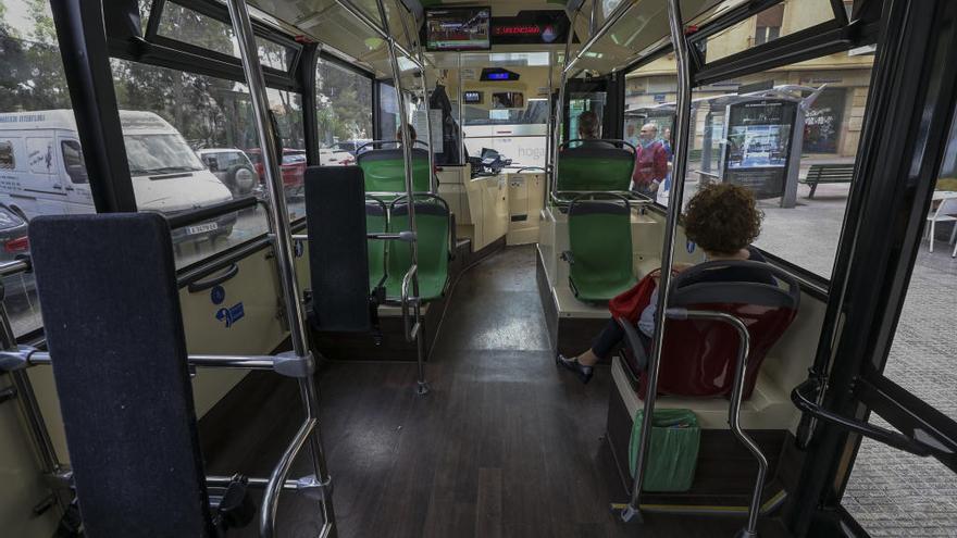 Un autobús urbano, en la mañana de ayer, sin apenas usuarios.