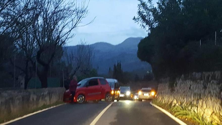 Un minicoche choca con un muro