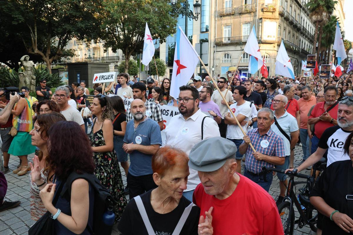 Cientos de personas salen a la calle en Vigo a protestar por la gestión de los incendios... bajo la ceniza