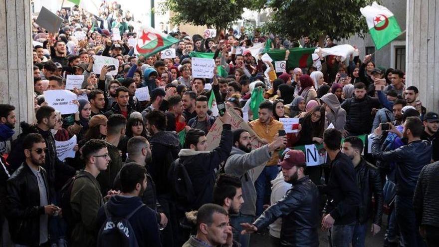 Miles de estudiantes salen a la calle contra el quinto mandato de Buteflika