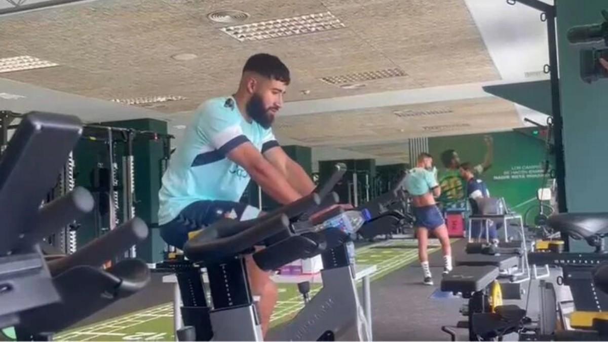 Fekir, recuperándose en la bici estática