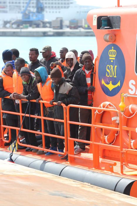 Trasladan al puerto de Málaga a 54 inmigrantes de una patera