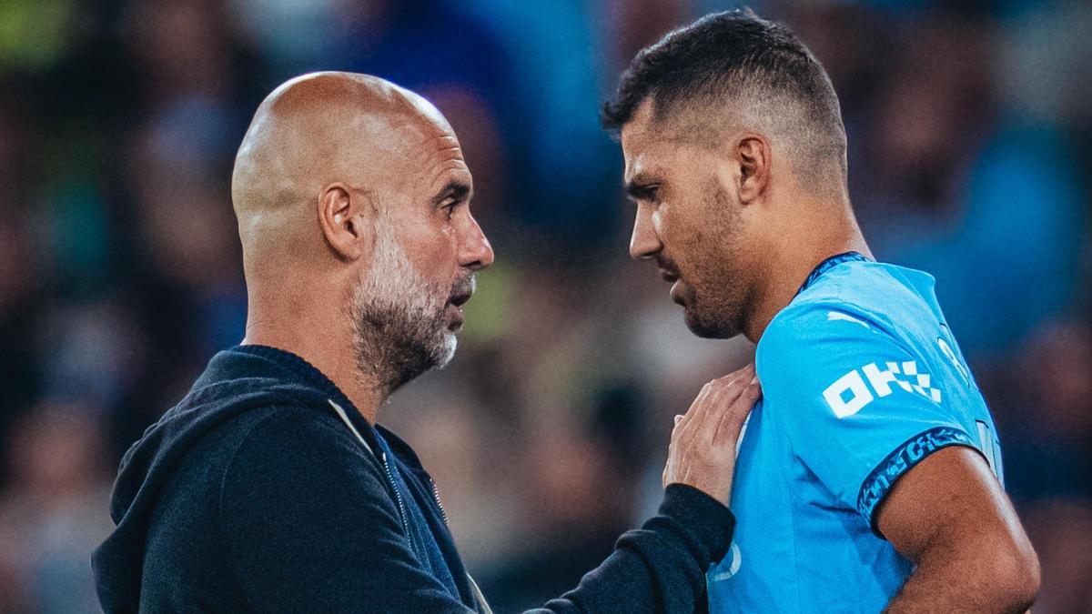 Guardiola charla con Rodri antes de que se produzca su retorno en el partido contra el Bouermouth. Guardiola charla con Rodri antes de que se produzca su retorno en el partido contra el Bouermouth.