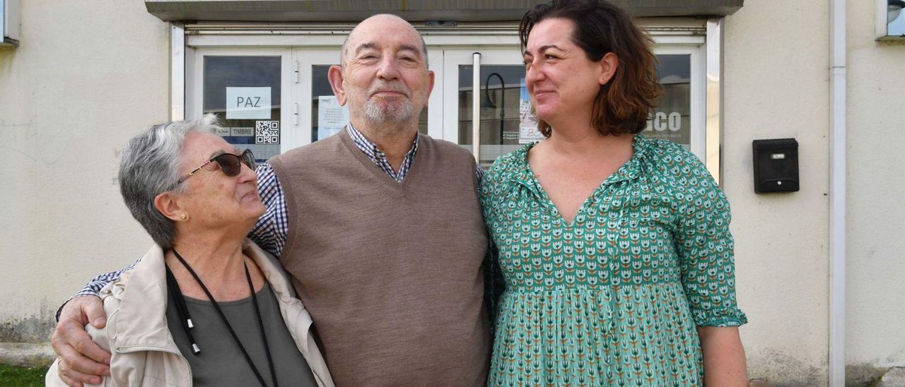 José María Veiga Garrido, flanqueado por su mujer y cuidadora principal, Loli López Díaz, y su hija Lucía, esta semana, delante del centro terapéutico de la Asociación de Familiares de enfermos de Alzhéimer y otras demencias de A Coruña (Afaco), en San Diego.  | // VÍCTOR ECHAVE