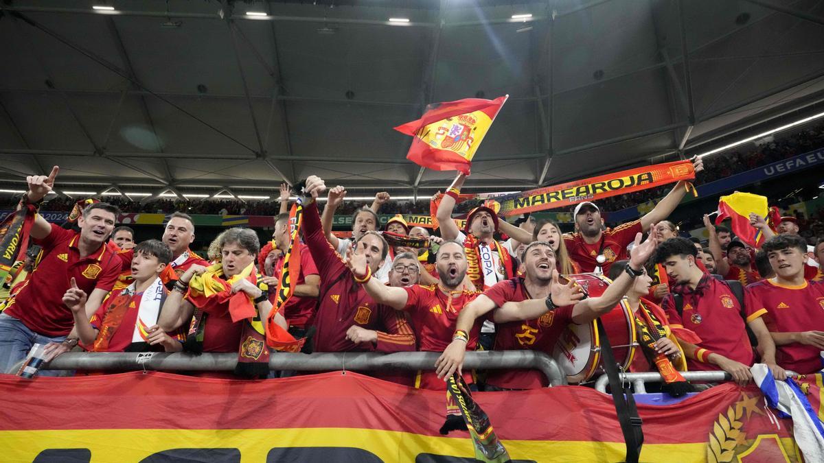 Un grupo de españoles celebra el triunfo sobre Italia en la Eurocopa.