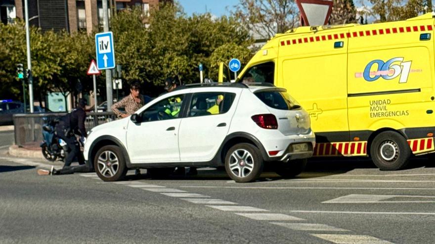 Herida una mujer tras la colisión entre un coche y una moto en Murcia