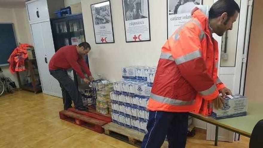 Reparto de alimentos de Cruz Roja de Carreño.