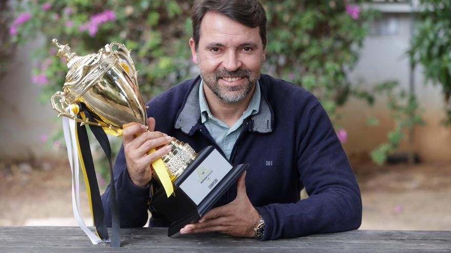 José Tirado: &quot;El fútbol sala y el fútbol son dos deportes tácticamente muy diferentes&quot;