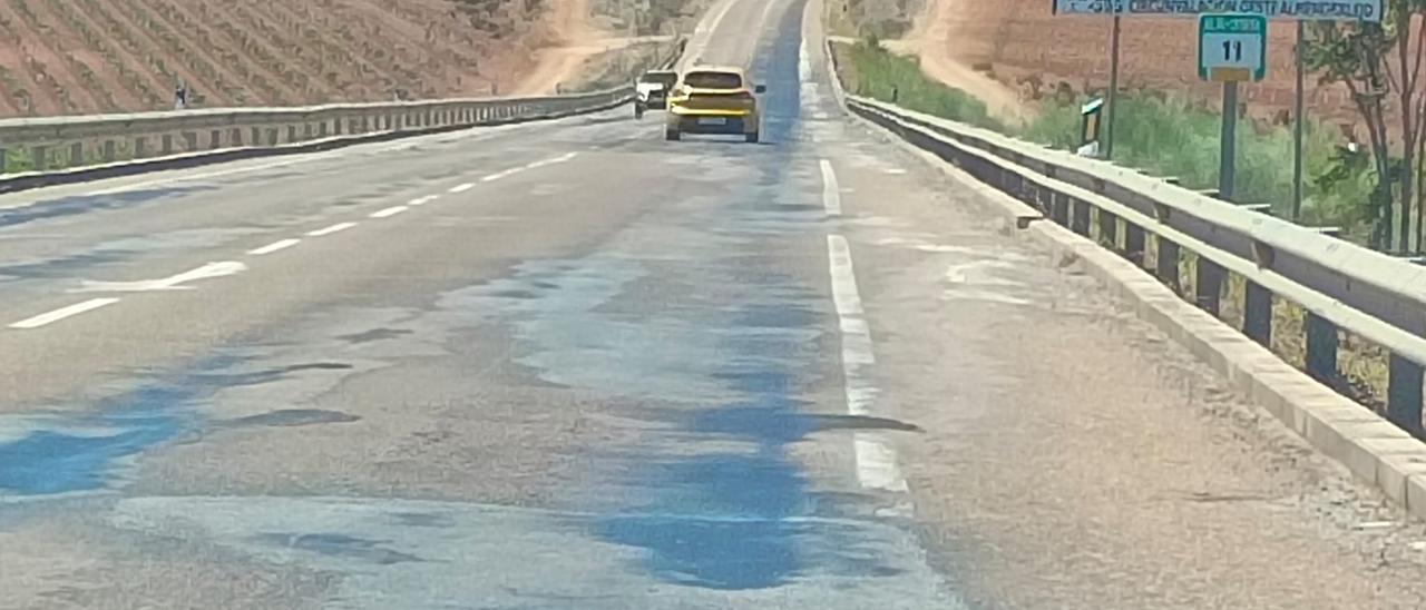 Así se encuentra parte del firme de la carretera de circunvalación en su tramo más delicad.