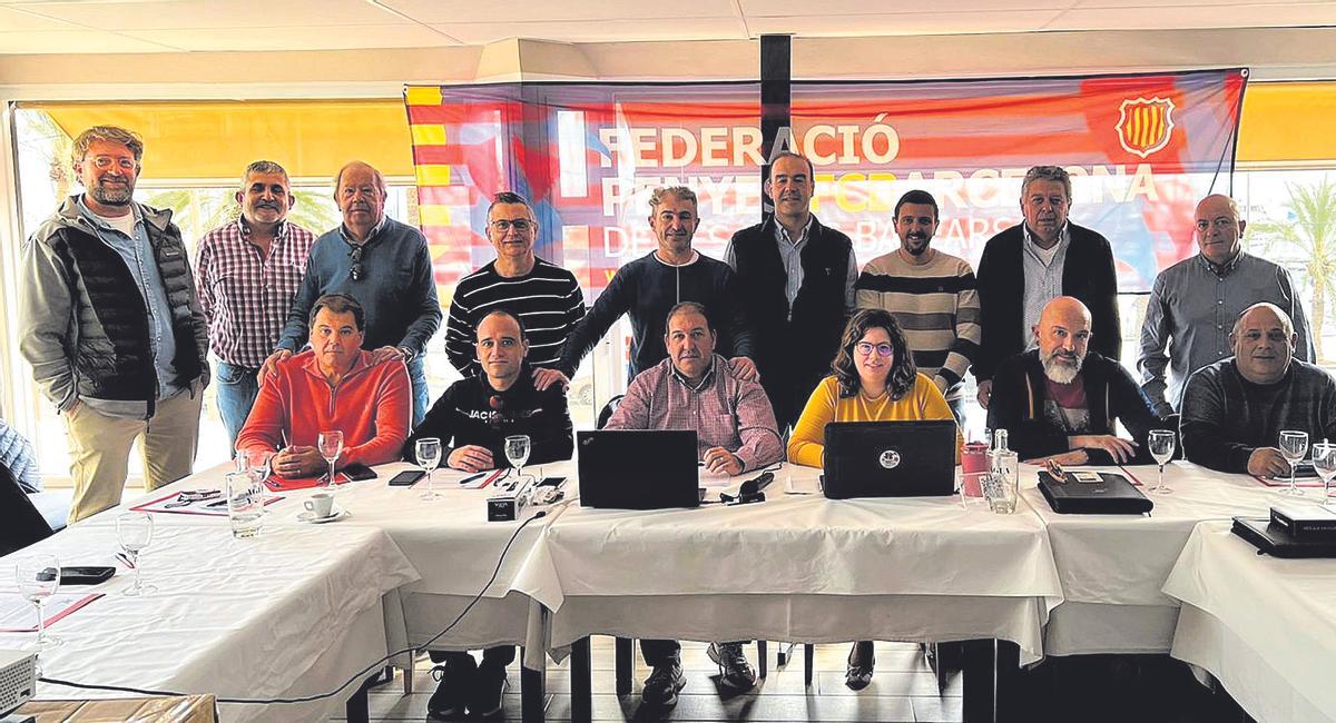 Foto de familia de la asamblea de peñas del Barcelona en Balears, que se celebró este pasado fin de semana en Palma.