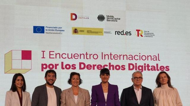 María González Veracruz, de violeta, amb la consellera Alícia Romero. | EL PERIÓDICO