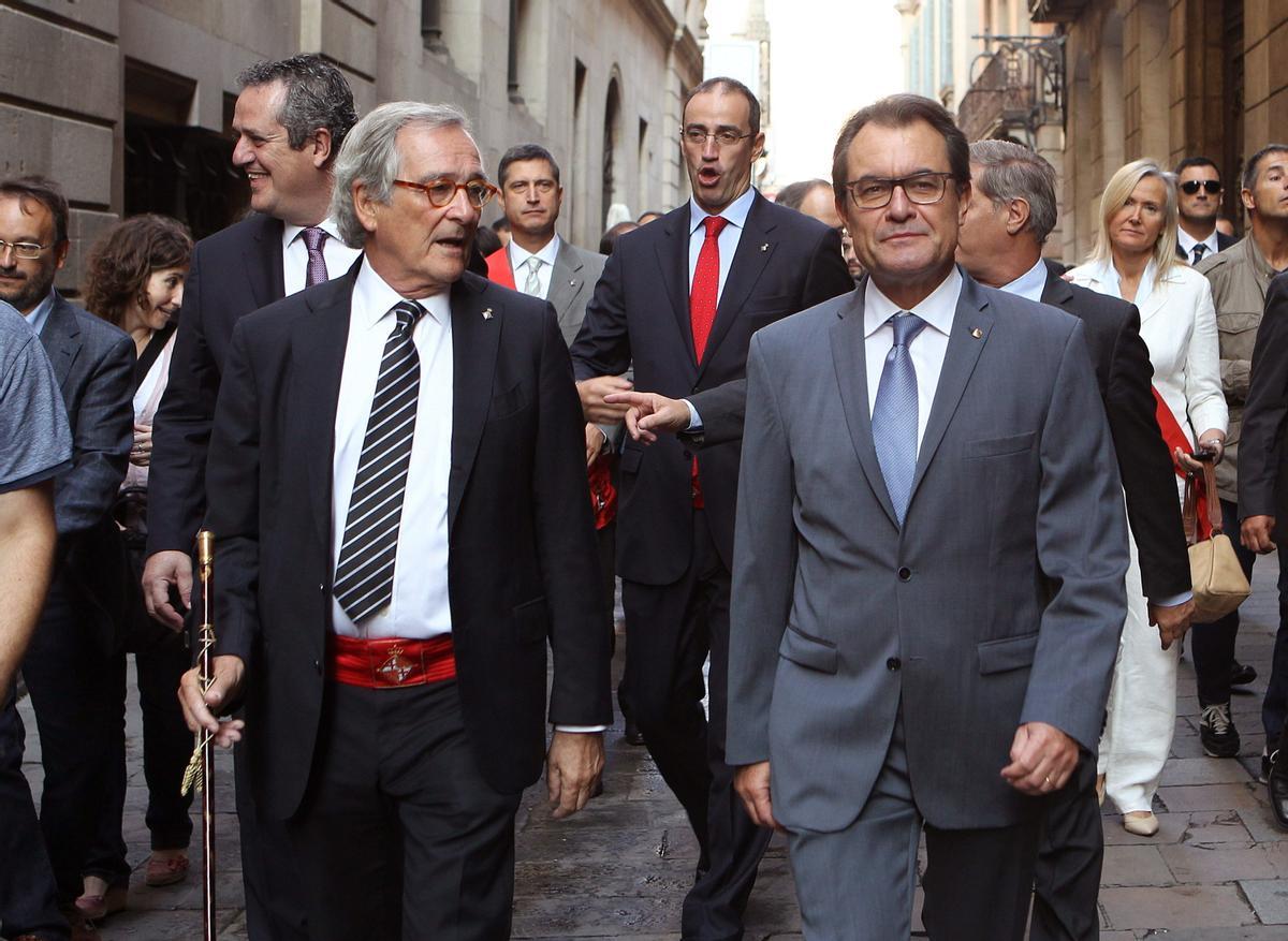 Trias, junto al 'president' Artur Mas, durante el tradicional paseo de autoridades desde Sant Jaume hasta la basílica de la Mercè, en 2014