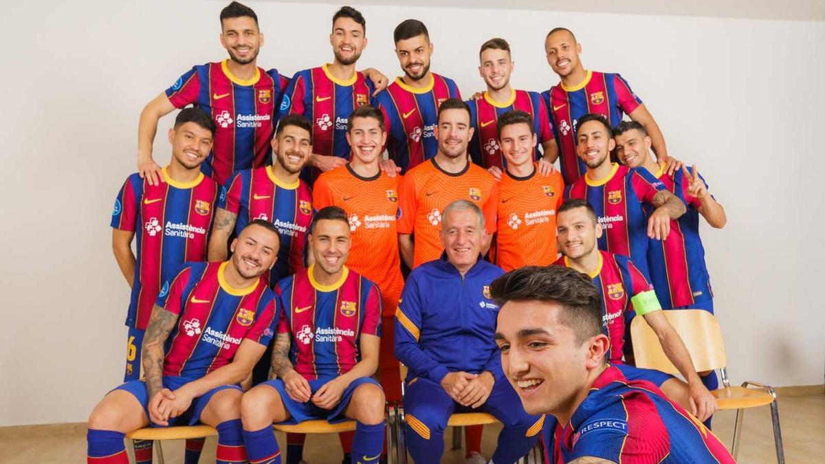 Simpático 'selfie' de los jugadores con Andreu Plaza