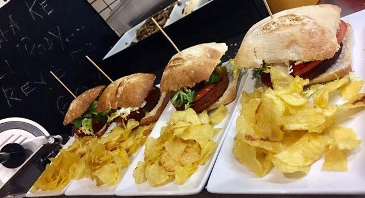 Bonobo ¡Hamburguesas y cerveza!
