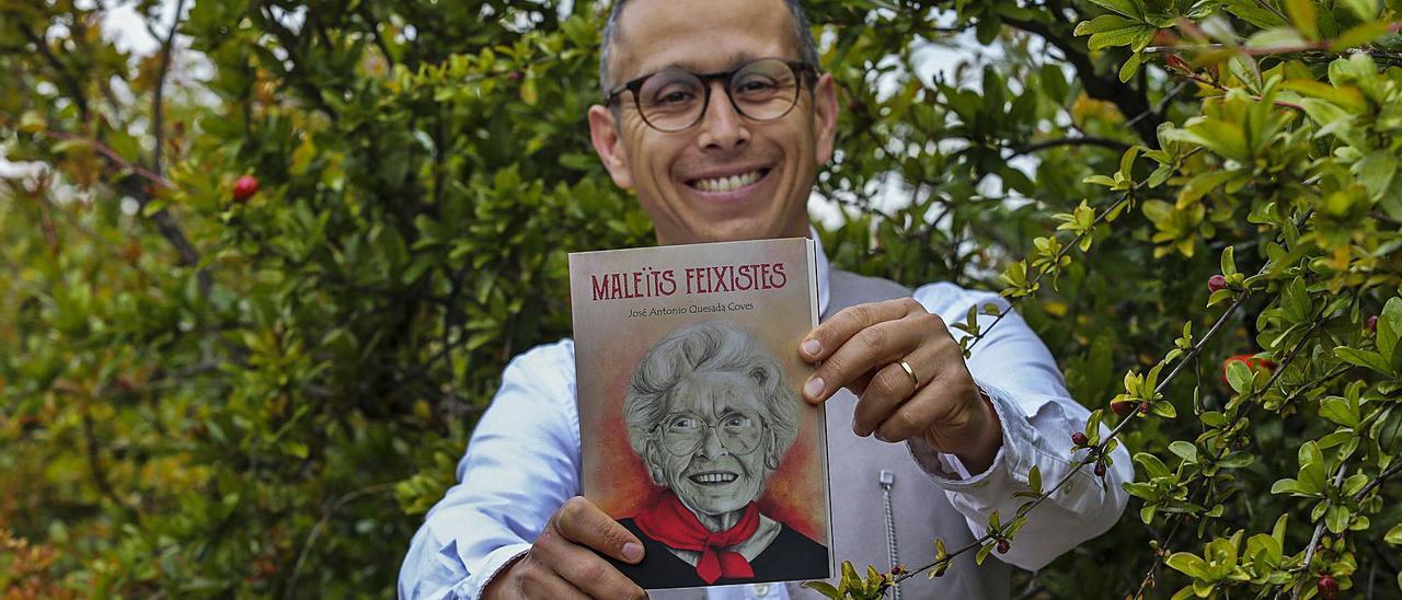 José Antonio Quesada mostrando «Maleïts Feixistes» en su finca del sur del Camp d’Elx.