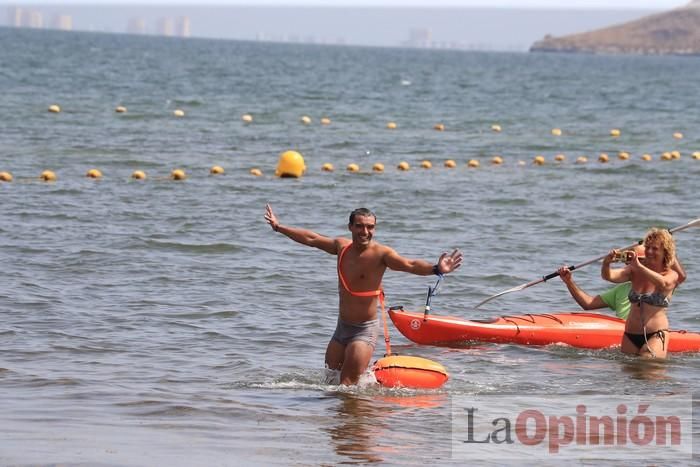 Un hombre cruza a nado el Mar Menor