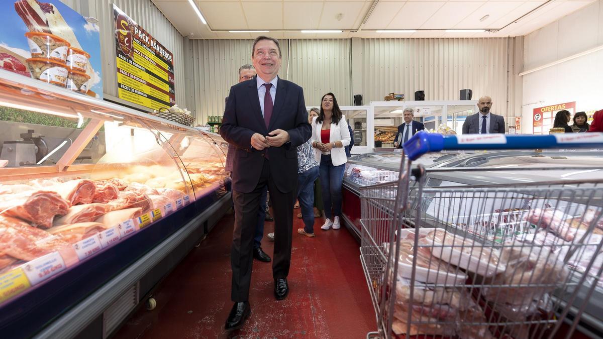 El ministro Luis Planas durante su declaración a los medios esta mañana en Mercalaspalmas.