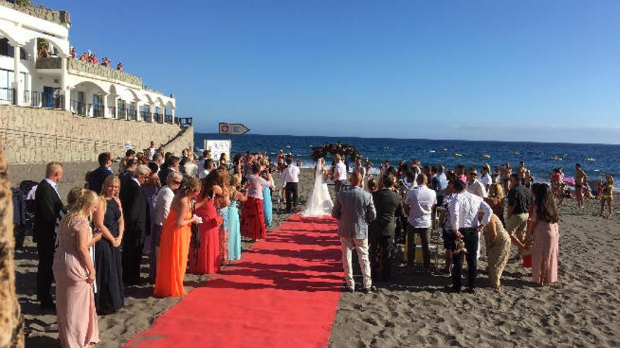 Celebración de la primera boda en la playa de Taurito el pasado sábado.